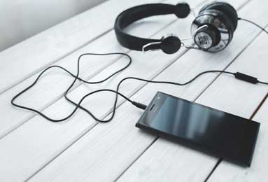 足球竞猜-什么情况？字母哥在希腊男篮全队围在一起讲话时狠扇队友后脑