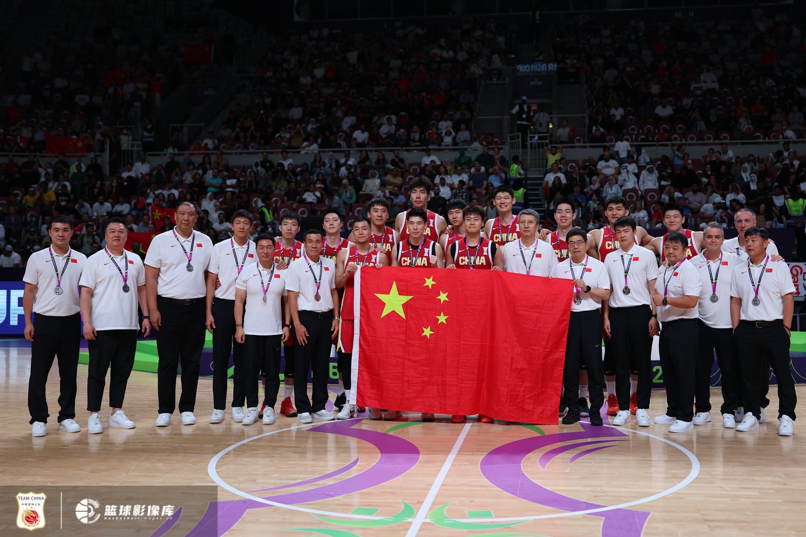 比分更新-媒体人观点：中国男篮团结一致，亚洲赛场谁能挑战其地位？