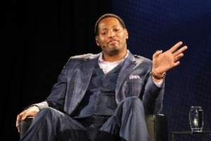 比分更新-霍里：我在火箭时期有个队友完全没防守 但我们依旧两连冠